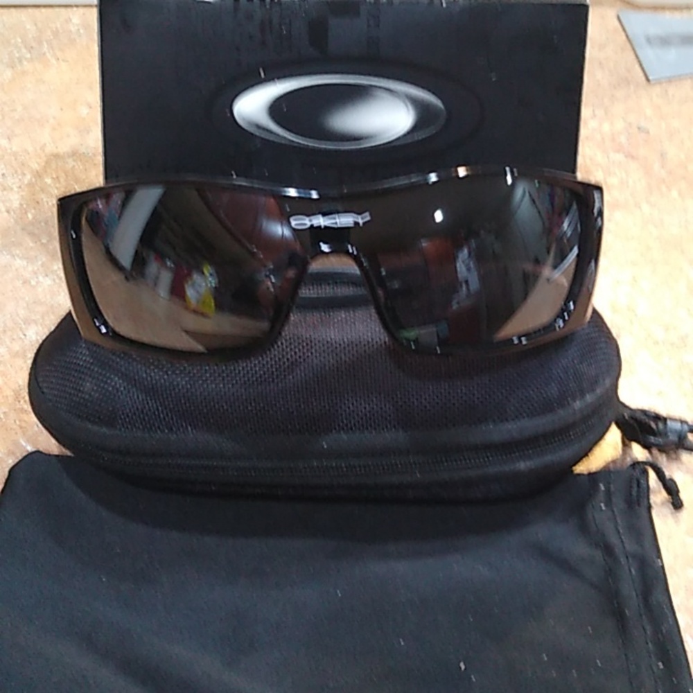 Limited edition Oakley Fuel Cell glasses polished Black frames, gunmetal O's.Yel